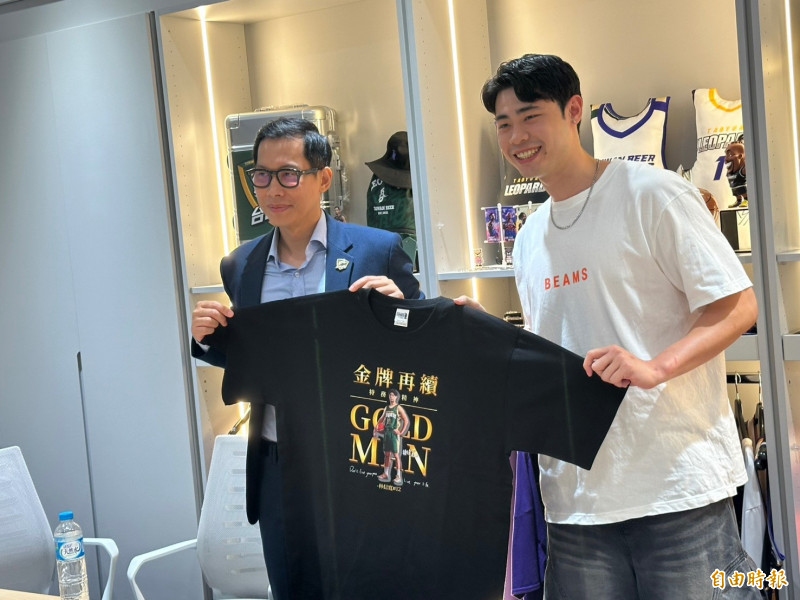 雲豹與林信寬續約，營運長顏行書（左）、林信寬。（記者盧養宣攝）