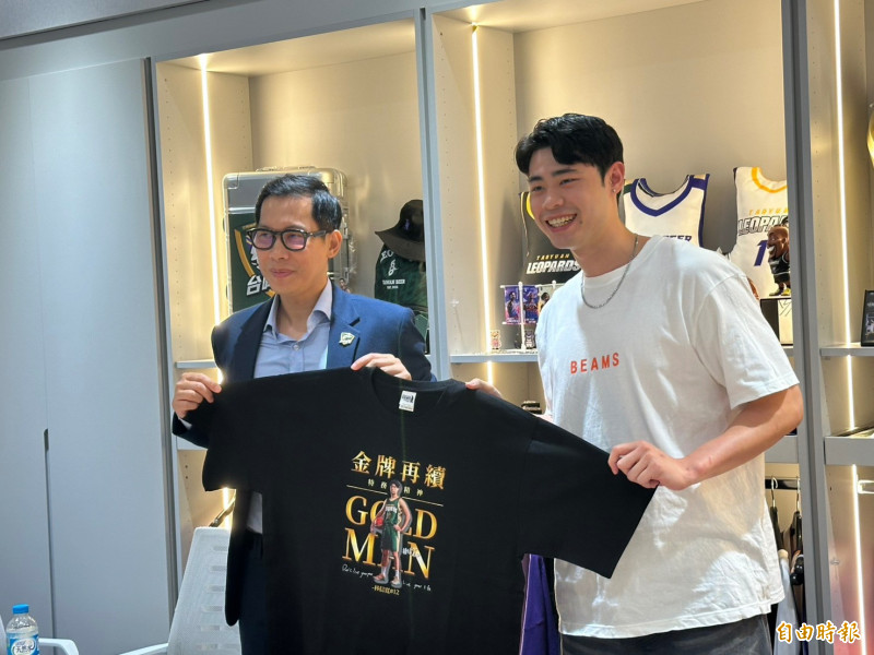 雲豹與林信寬續約，營運長顏行書（左）、林信寬。（記者盧養宣攝）