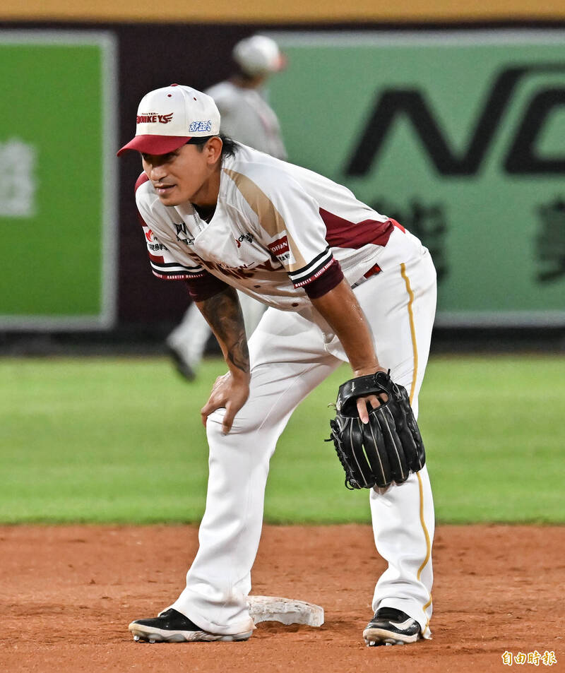 樂天桃猿林子偉（中）發生失誤。（記者陳志曲攝）