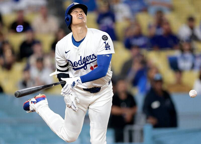 大谷翔平挨球吻。（法新社）