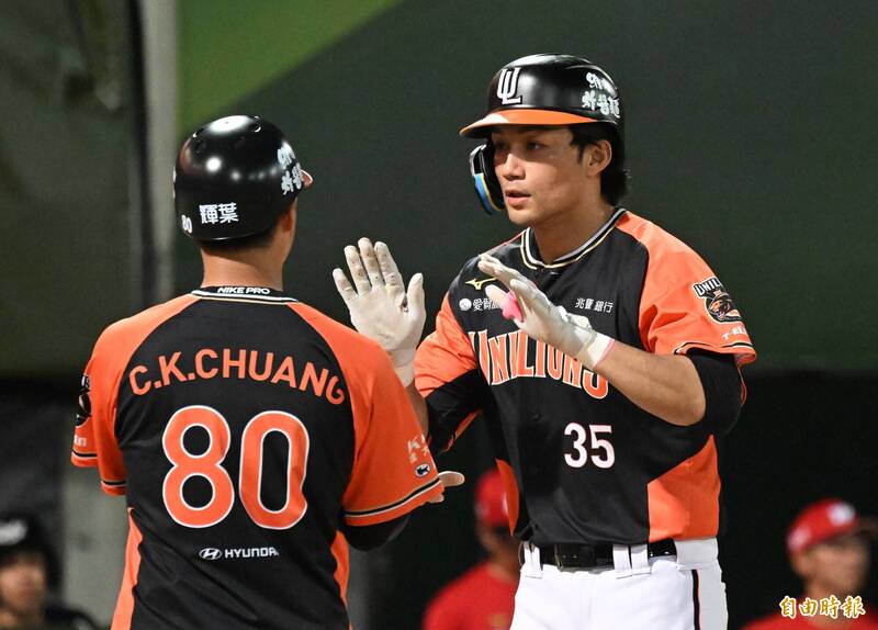 統一獅潘傑楷敲出兩分砲。（記者林正堃攝）