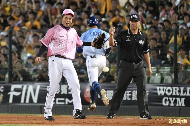 中信兄弟今天在主場迎戰富邦悍將，吸引17092人進場，刷新本季洲際主場紀錄。（記者廖耀東攝）