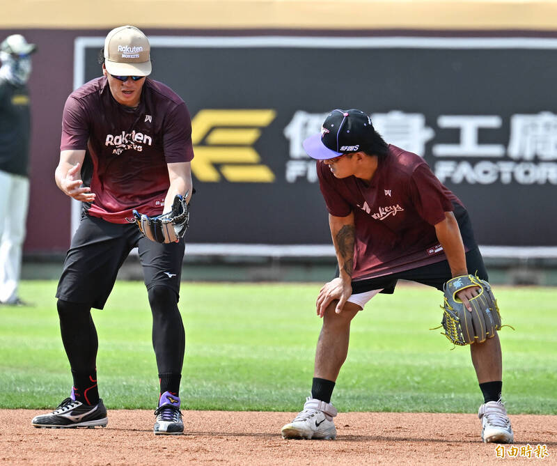 樂天桃猿林立（左）與林子偉（右）討論守備細節。（記者陳志曲攝）