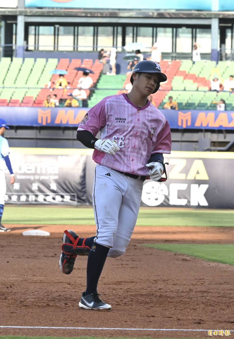 中信兄弟黃韋盛擊出生涯首轟。（記者廖耀東攝）