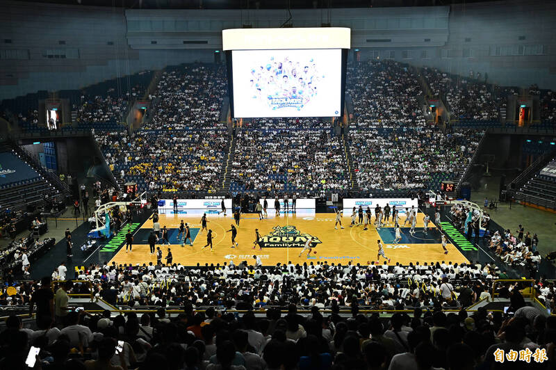 TPBL總冠軍賽第3戰，高雄巨蛋滿場。（記者李惠洲攝）