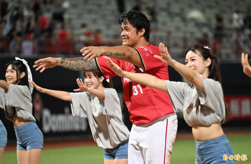 獲選單場MVP的林智勝大秀舞功。（記者林正堃攝）
