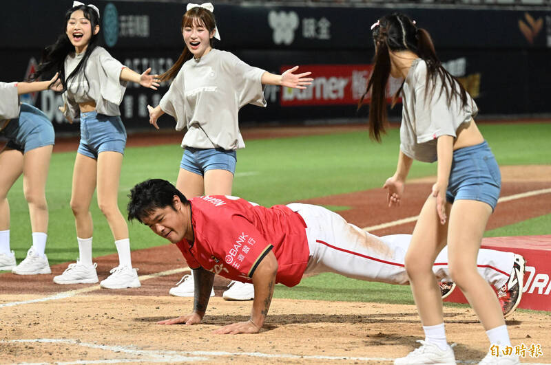獲選單場MVP的林智勝大秀舞功。（記者林正堃攝）