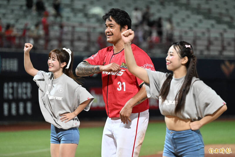 獲選單場MVP的林智勝大秀舞功。（記者林正堃攝）