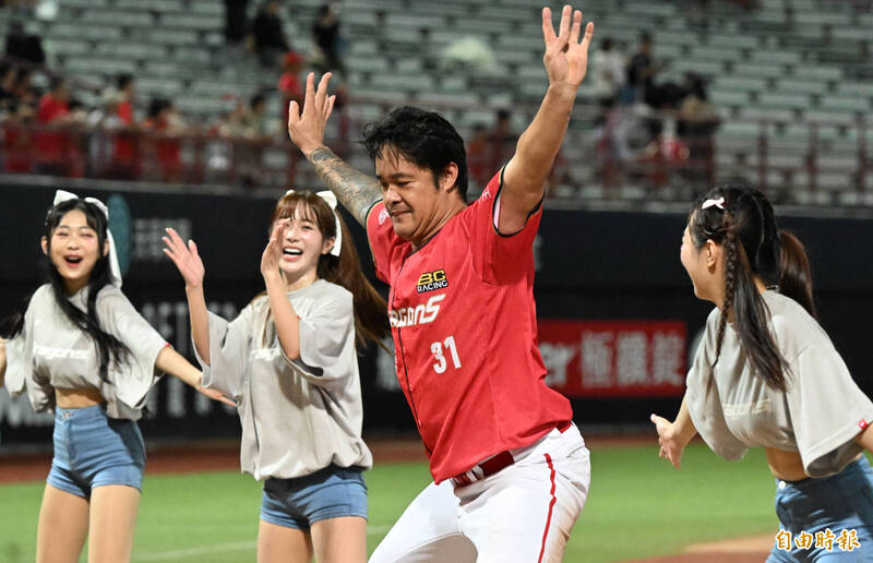 獲選單場MVP的林智勝大秀舞功。（記者林正堃攝）