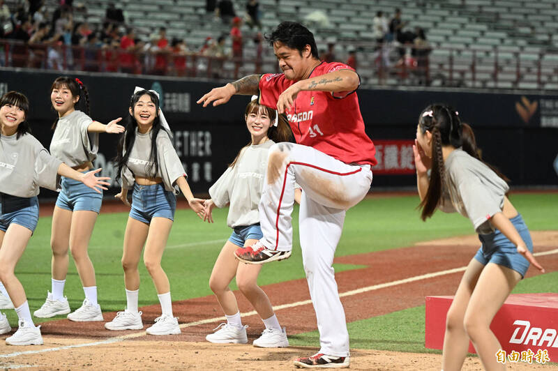 獲選單場MVP的林智勝大秀舞功。（記者林正堃攝）