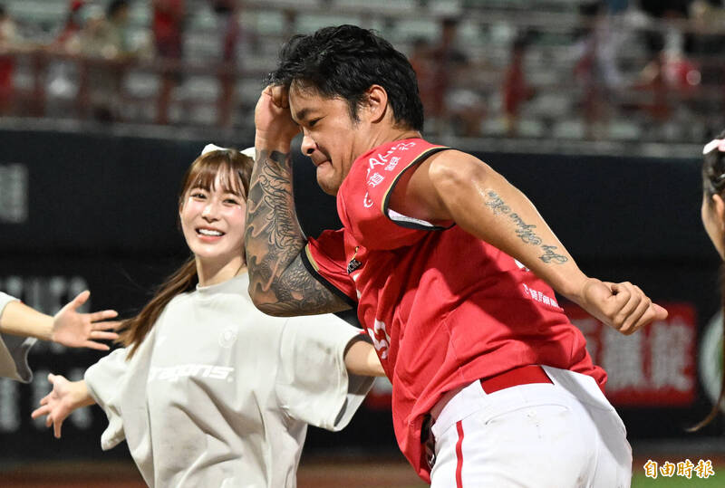 獲選單場MVP的林智勝大秀舞功。（記者林正堃攝）