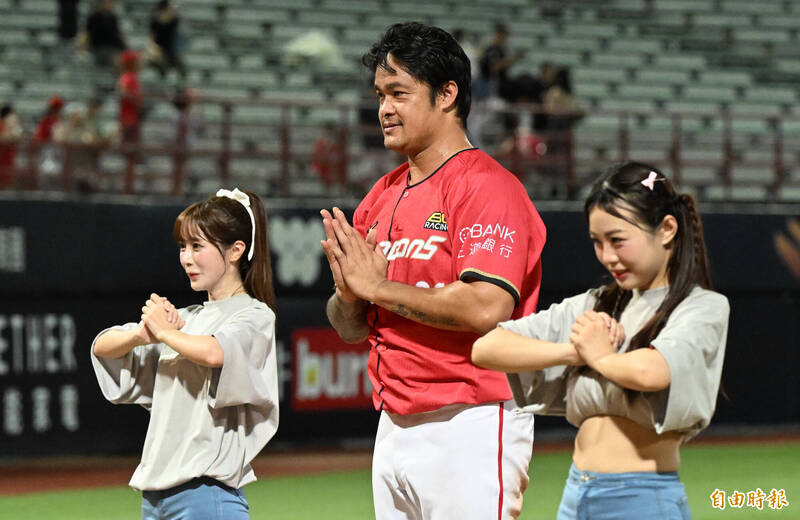 獲選單場MVP的林智勝大秀舞功。（記者林正堃攝）