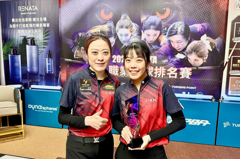 周家嘉（右）奪下生涯首座職撞排名賽冠軍，姐姐周婕妤（左）與有榮焉。（撞球總會提供）