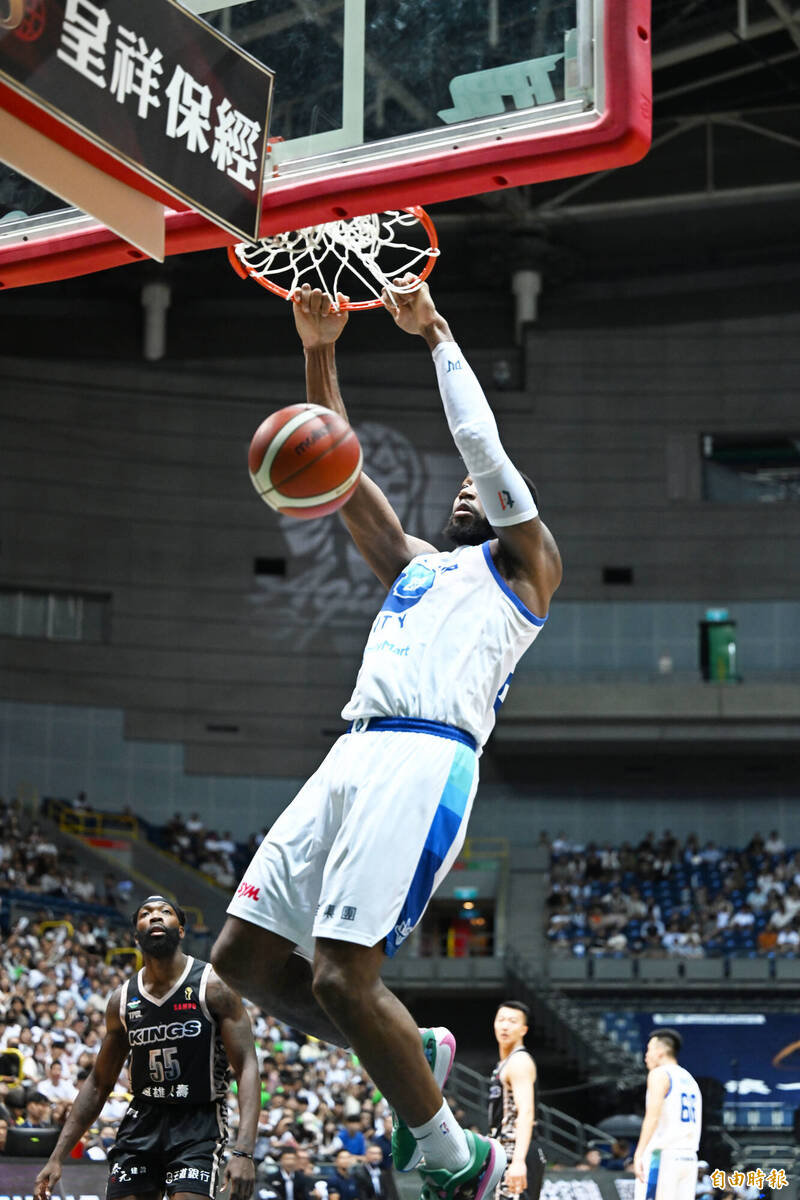 摩爾斯灌籃得分。（記者李惠洲攝）