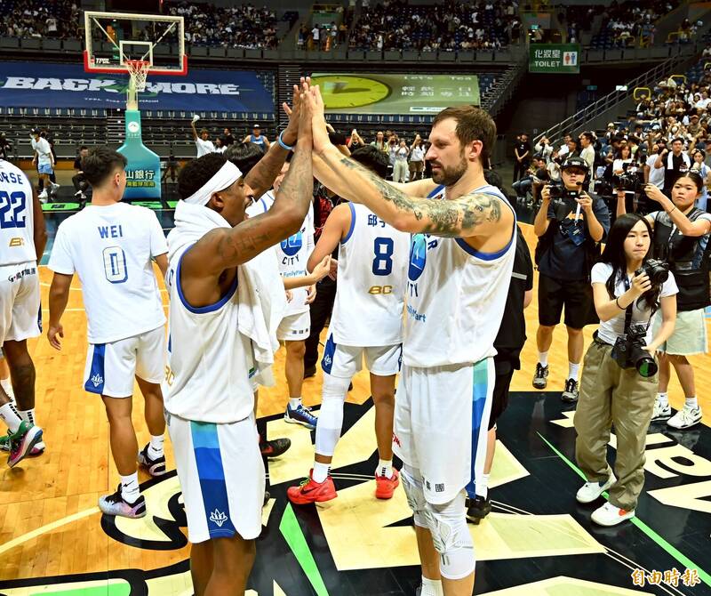 海神大勝國王扳平戰局。（記者李惠洲攝）