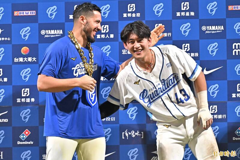 魔力藍（左）獲得MVP與豊暐（右）跳舞慶祝。（記者塗建榮攝）