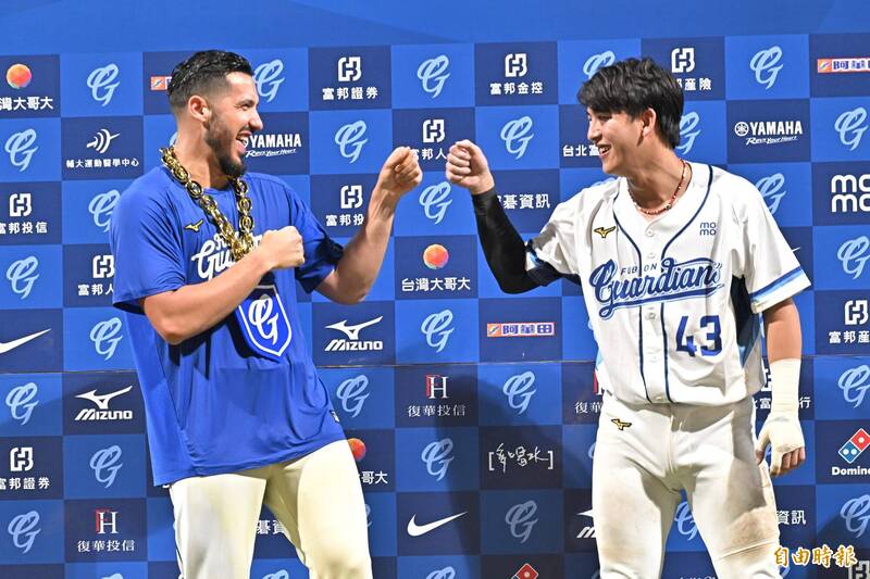 魔力藍（左）獲得MVP與豊暐（右）跳舞慶祝。（記者塗建榮攝）