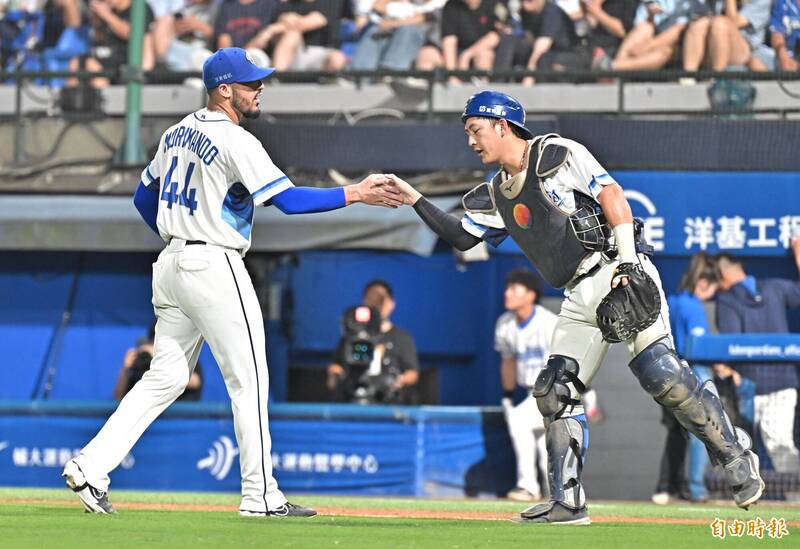 魔力藍（左）好投與豊暐（右）擊掌。（記者塗建榮攝）