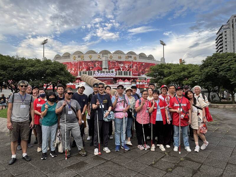 味全龍6月17日天母主場賽事特別攜手「中華民國視障者家長協會」，邀請多位視障朋友進場觀賽。（中華民國視障者家長協會提供）