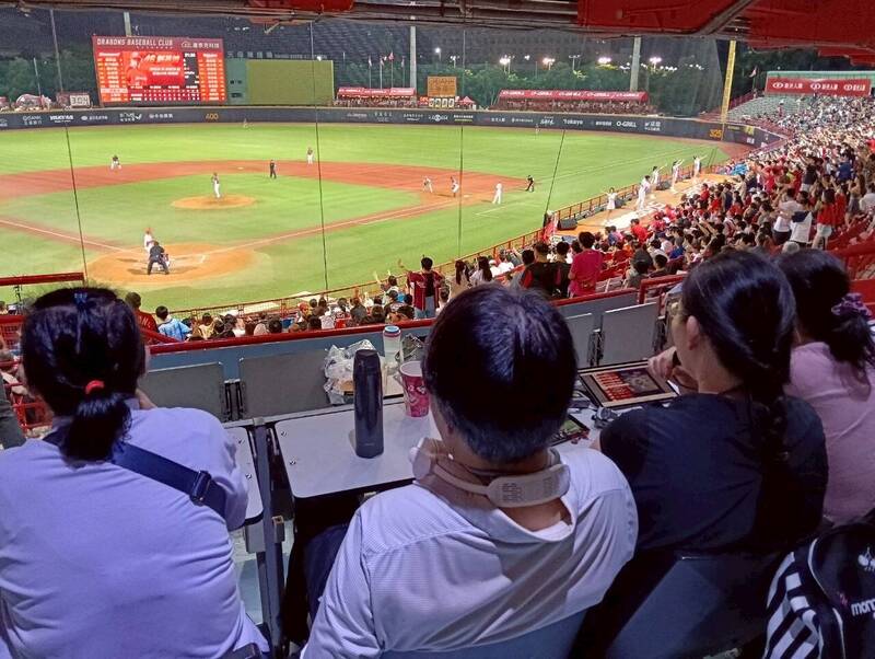 味全龍6月17日天母主場賽事特別攜手「中華民國視障者家長協會」，邀請多位視障朋友進場觀賽。（中華民國視障者家長協會提供）