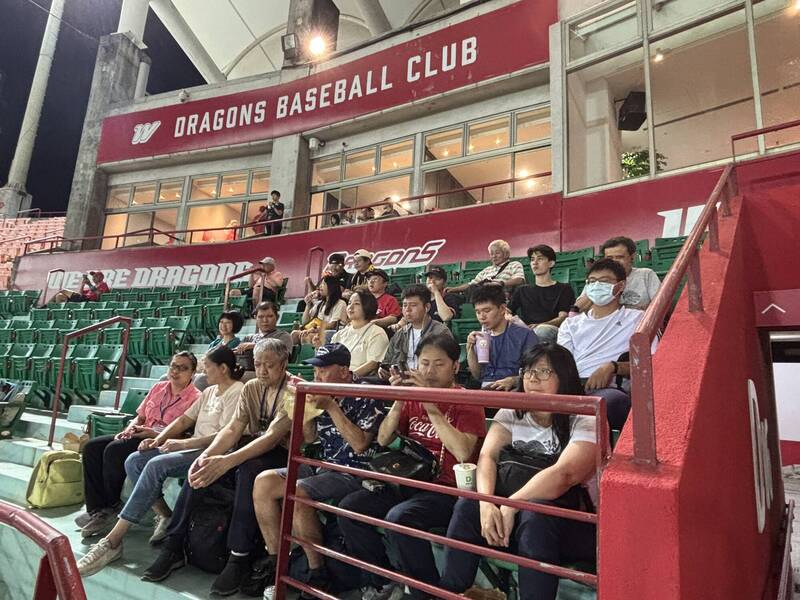 味全龍6月17日天母主場賽事特別攜手「中華民國視障者家長協會」，邀請多位視障朋友進場觀賽。（中華民國視障者家長協會提供）