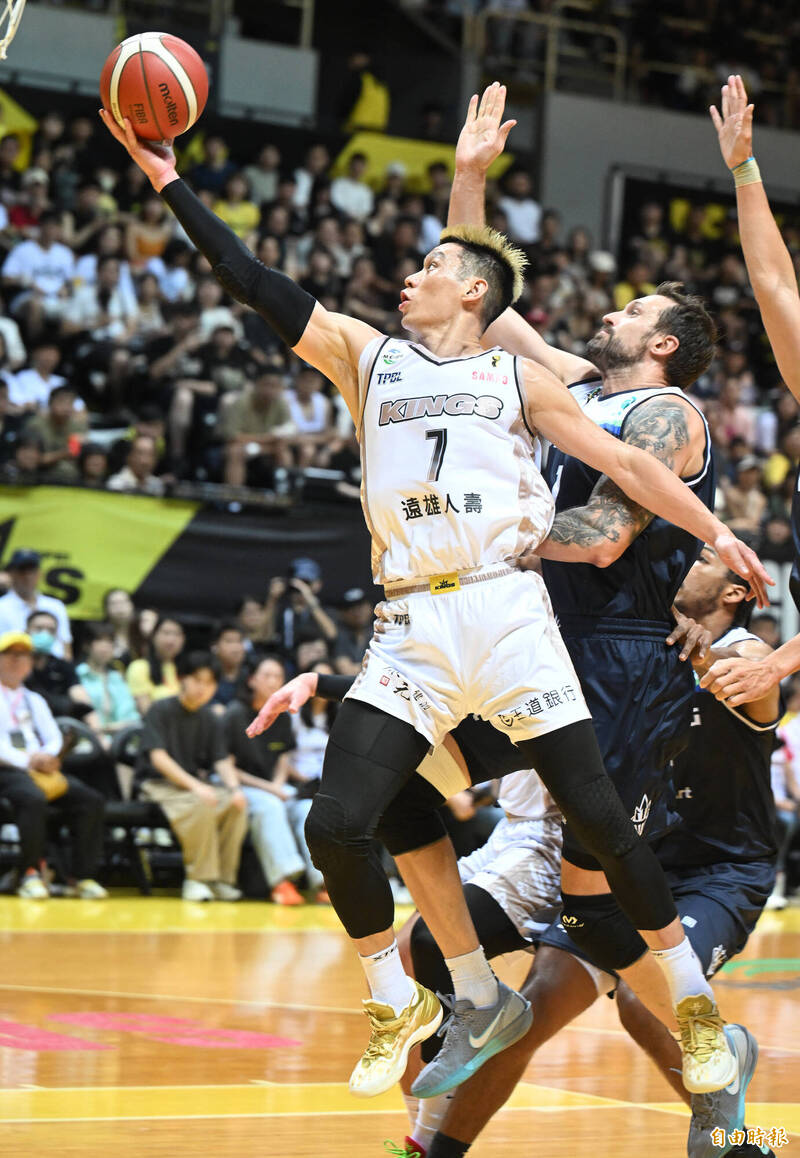 林書豪上籃得分。（記者林正堃攝）