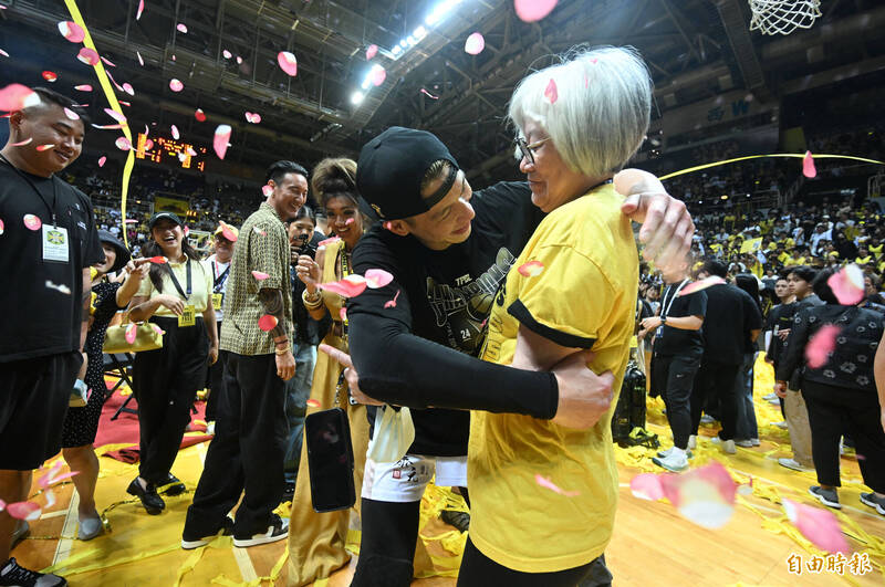 林書豪和媽媽。（記者林正堃攝）