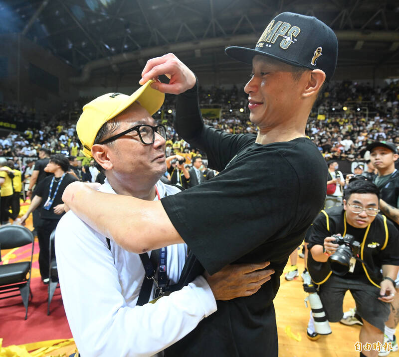 林書豪和爸爸。（記者林正堃攝）