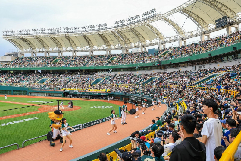 台鋼雄鷹一軍第二年上半季勝率達標五成，陳其邁形容翅膀真硬了。（翻攝陳其邁臉書）