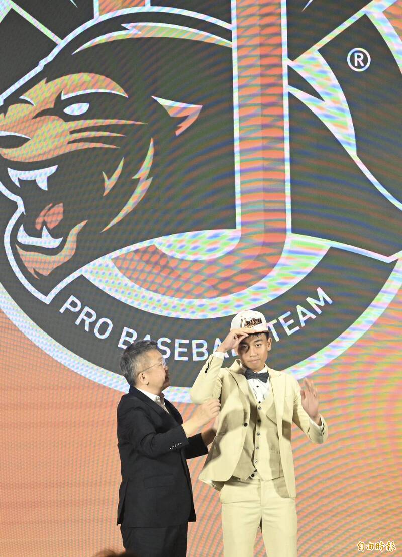 中職選秀》第一輪獲統一獅指名 獅迷曾偉喆超開心