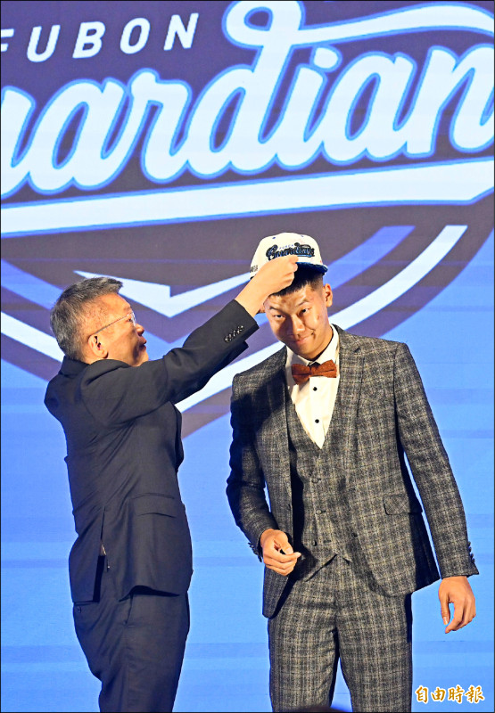 悍將選進普門高中捕手張育豪（右）成為選秀榜眼。（記者廖耀東攝）