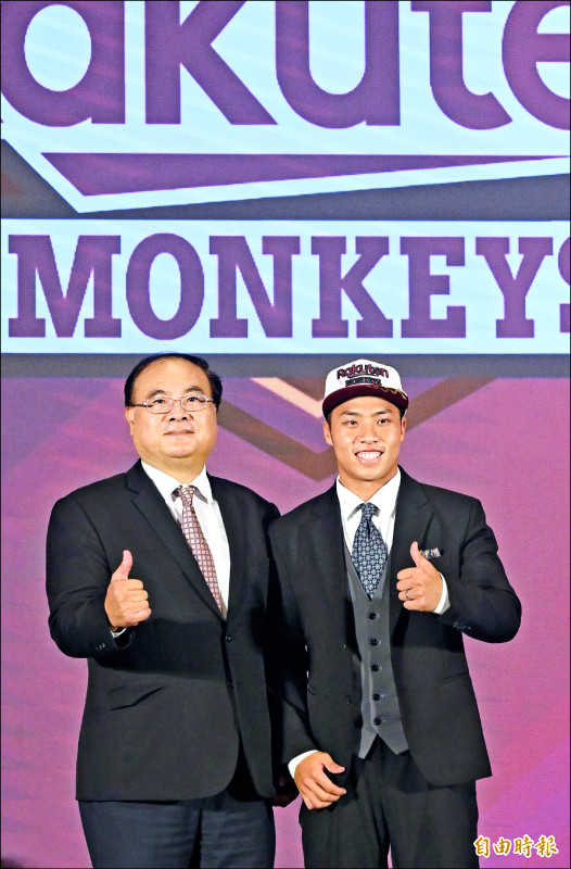 許賀捷（右）再次投入選秀，又獲得猿隊青睞，更在第2輪就入選，讓他直呼意外又開心。（記者廖耀東攝）