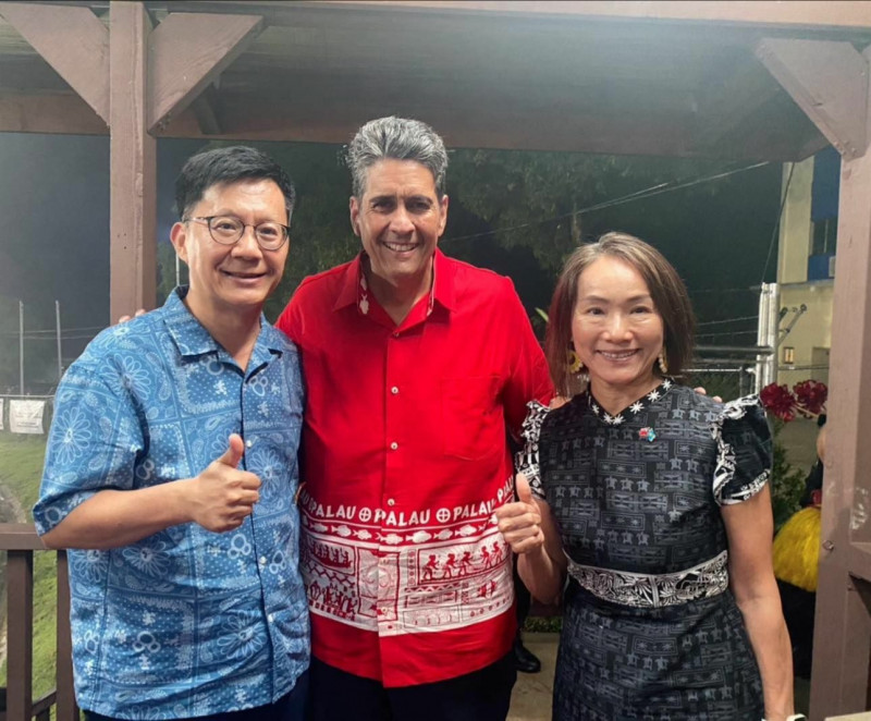 泛太平洋運動會（Pacific Mini Games）今年由邦交國帛琉主辦，教育部政次張萬堅（左）應帛琉總統惠恕仁（中）邀請率團參加。（取自張廖萬堅臉書）