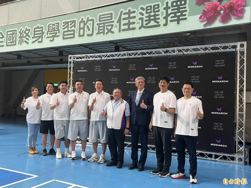 文化大學羅興樑攜手亞洲第一射手李忠熙　師徒合體打造「MONARCH菁英射手營」。（記者粘藐云攝）