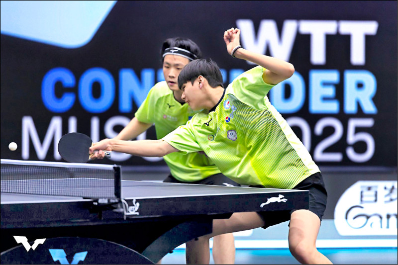 洪敬愷（右）、張佑安在男雙4強賽擊敗大馬組合，闖進決賽。（取自WTT官網）