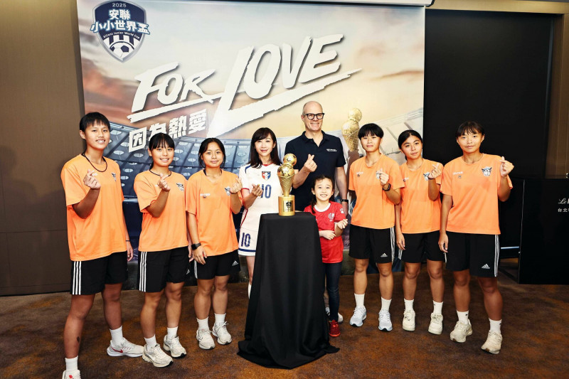 安聯人壽總經理羅偉睿（中）與足球親善大使許淑華（左4）偕同醒吾女足，宣告小小世界盃總決賽即將開踢。（安聯人壽提供）