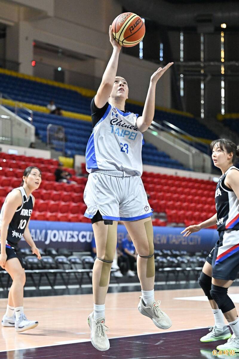 世大運培訓隊洪蓓文（中）籃下進攻。（記者陳志曲攝）