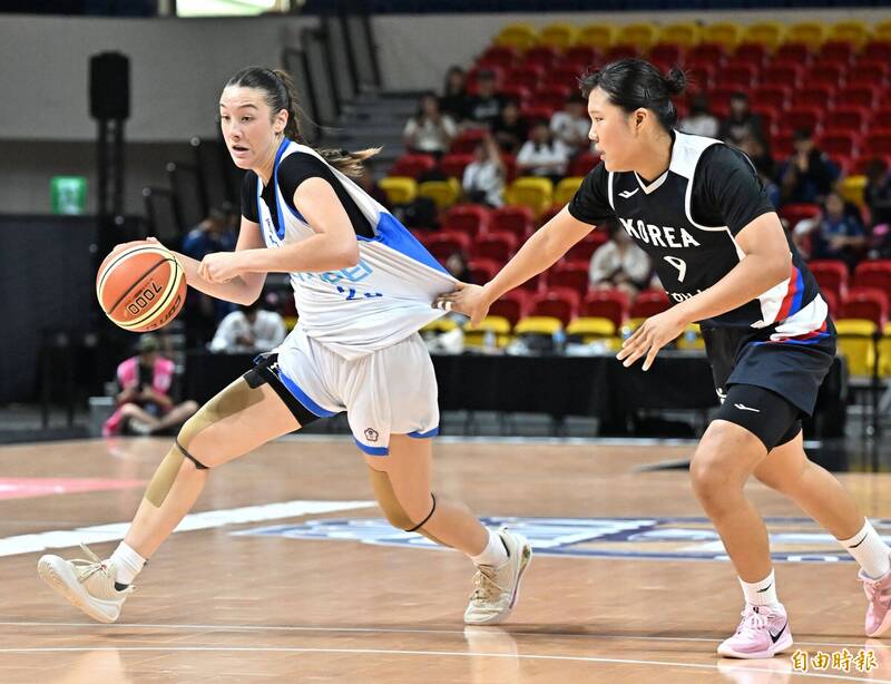 世大運培訓隊洪蓓文（左）運球突破遭對手封阻。（記者陳志曲攝）