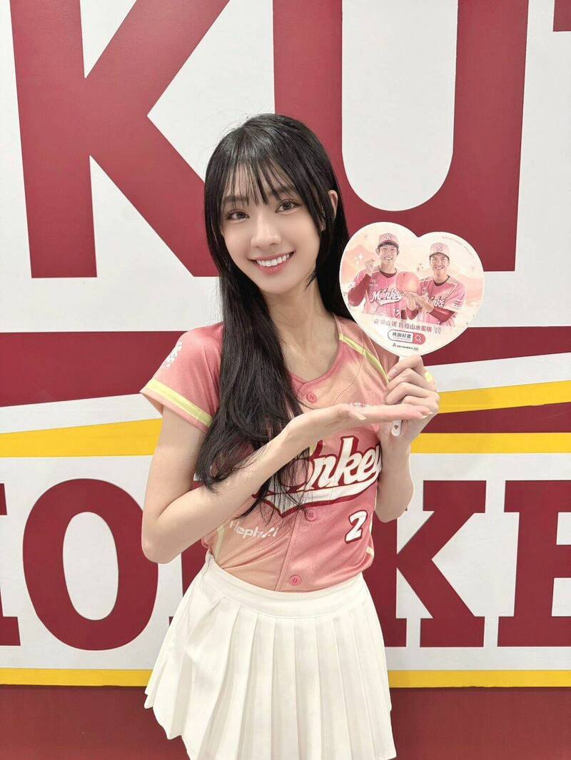 桃園市農業局首度與樂天桃猿跨界合作，將拉拉山水蜜桃結合棒球賽事，7月5、6日推出「水蜜桃趴」主題日。（桃市農業局提供）