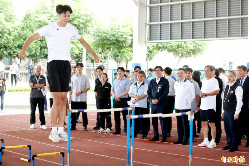 行政院長卓榮泰今偕同高雄市長陳其邁，前往國家運動訓練中心訪視代表隊訓練與後勤整備。（記者李惠洲攝）