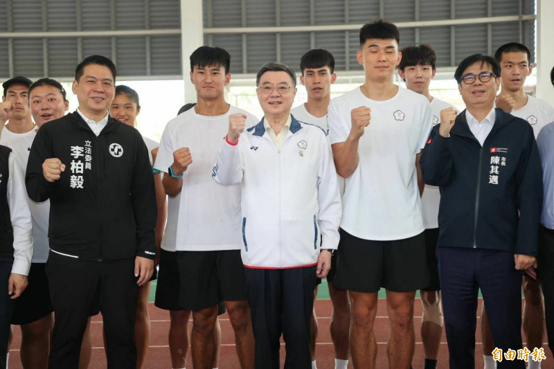 行政院長卓榮泰今偕同高雄市長陳其邁，前往國家運動訓練中心訪視代表隊訓練情況。（記者李惠洲攝）