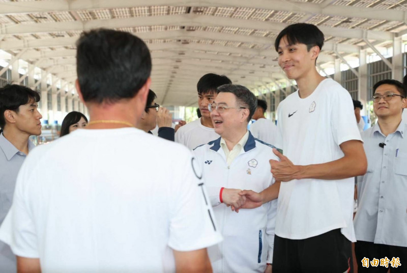 卓榮泰探訪世大運選手訓練情況，感謝大家辛苦付出、為國爭光。（記者李惠洲攝）