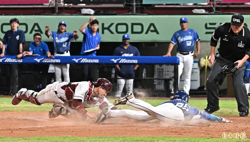 樂天桃猿張閔勛（左）本壘前觸殺富邦悍將劉俊豪（右）。（記者陳志曲攝）