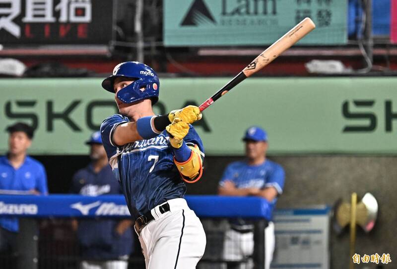 富邦悍將陳真敲出二分全壘打。（記者陳志曲攝）