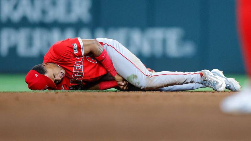 摩爾昨日撲球導致左手受傷。（資料照，法新社）