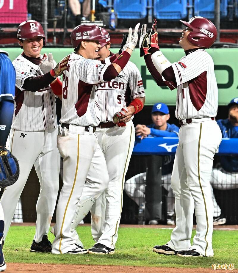 樂天桃猿張閔勛敲出滿貫全壘打，超前比分。（記者陳志曲攝）
