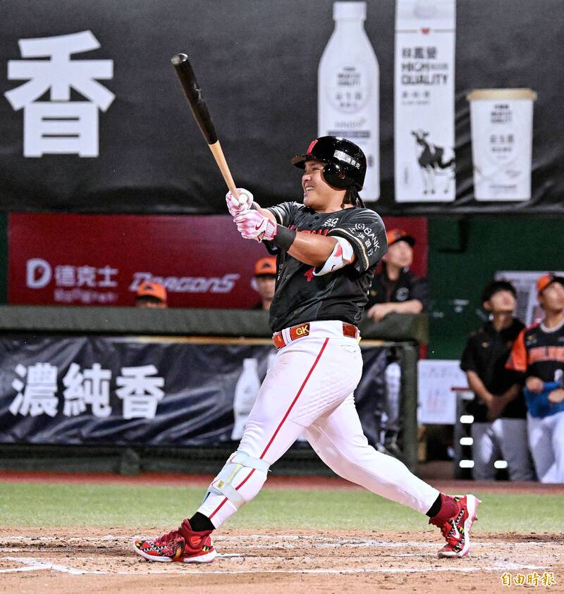 味全龍吉力吉撈．鞏冠敲清壘長打。（記者方賓照攝）