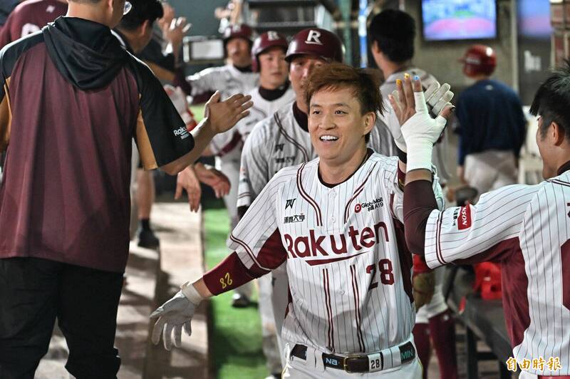 樂天桃猿張閔勛敲出滿貫全壘打，超前比分。（記者陳志曲攝）