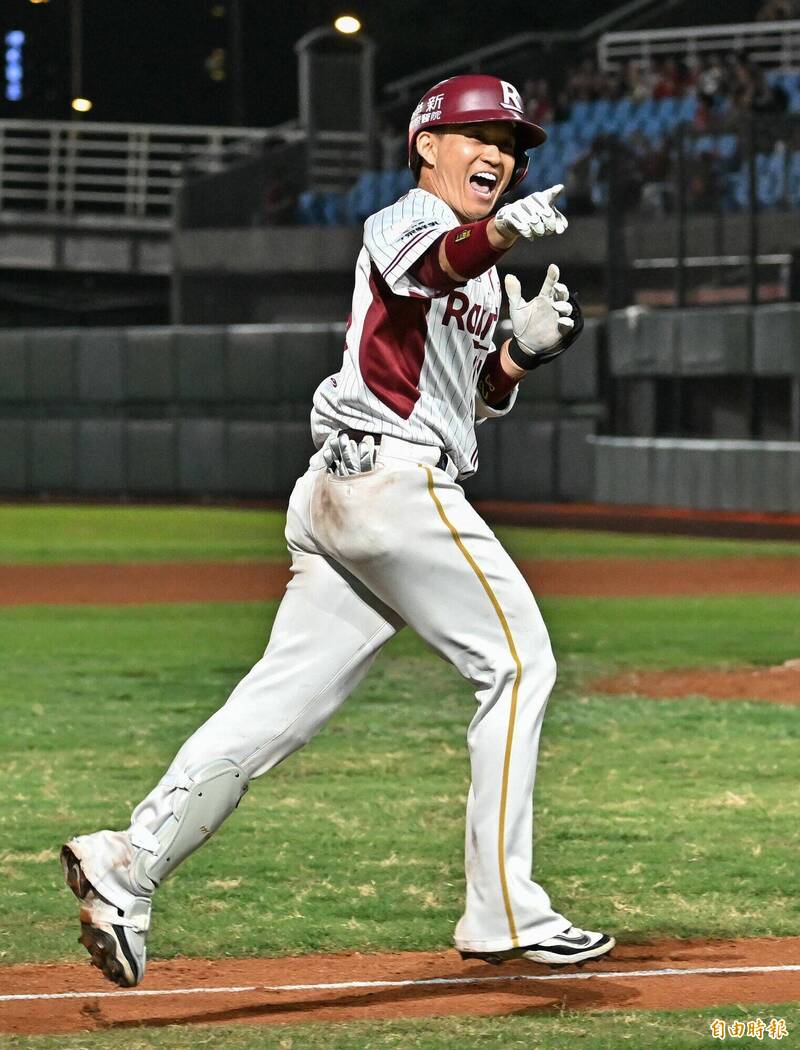 樂天桃猿張閔勛敲出滿貫全壘打，超前比分。（記者陳志曲攝）