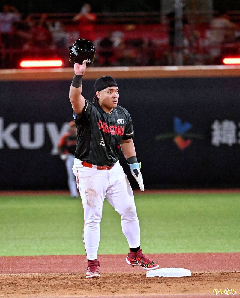味全龍吉力吉撈．鞏冠敲清壘長打。（記者方賓照攝）